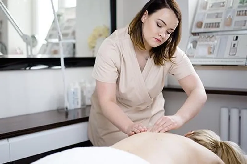 Kobieta wykonująca masaż pleców