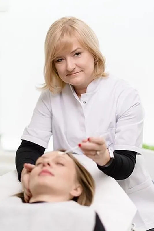 Kobieta zajmująca się leczeniem trądziku